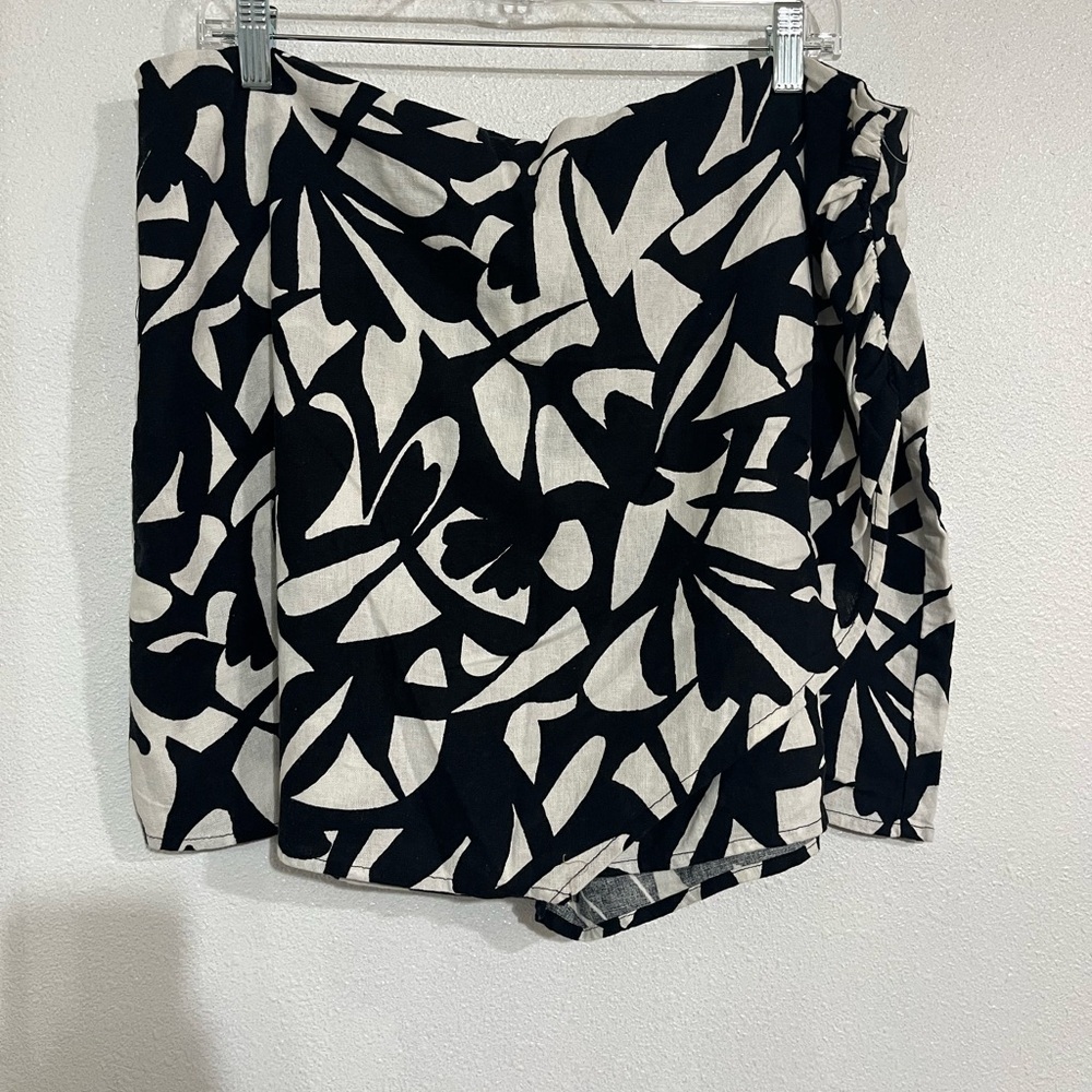 A new day skorts , NWOT Black And White, linen blend